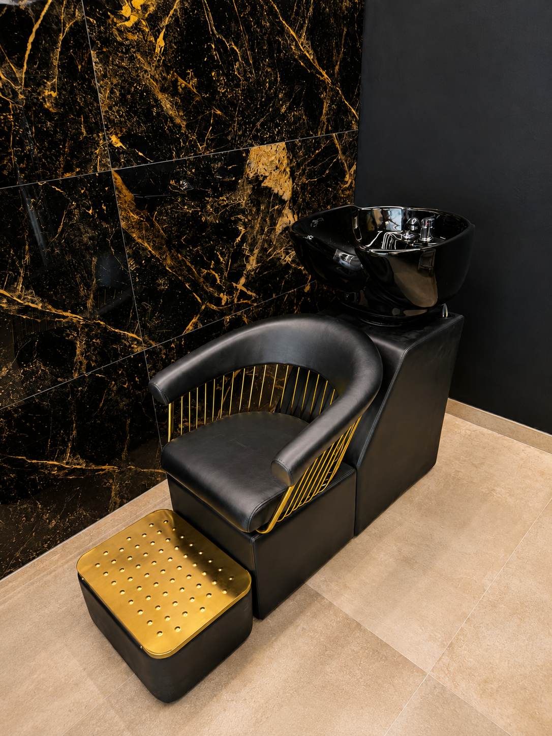 Wasplaats met zwarte en gouden details bij Zeyza Hairlounge