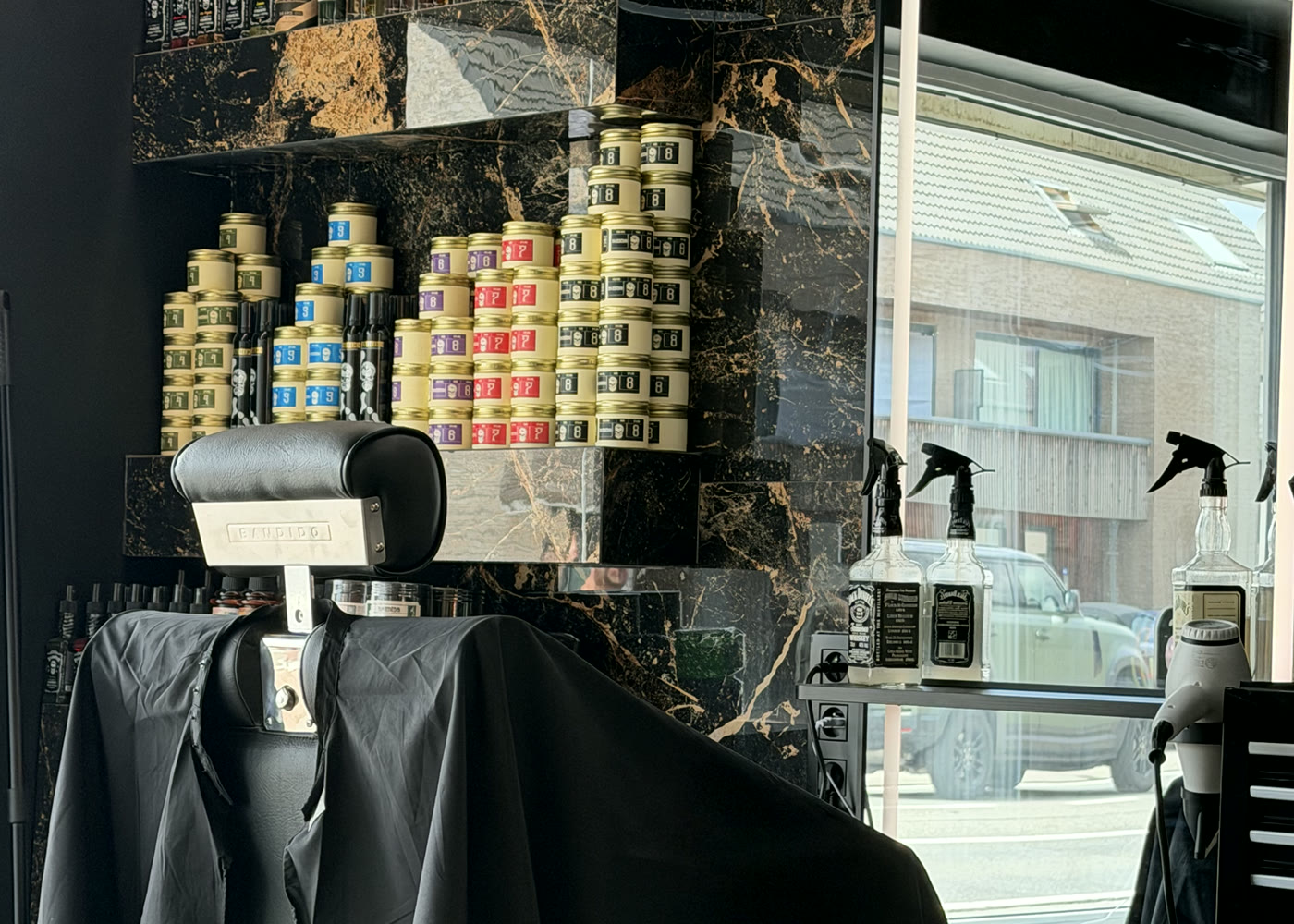 Zeyza Hairlounge gevel met zicht op het interieur